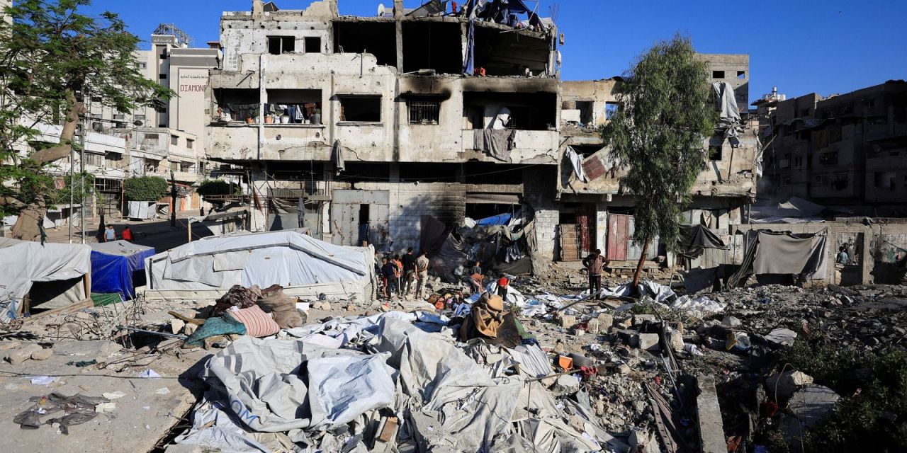 Deslocados em acampamento na cidade de Gaza