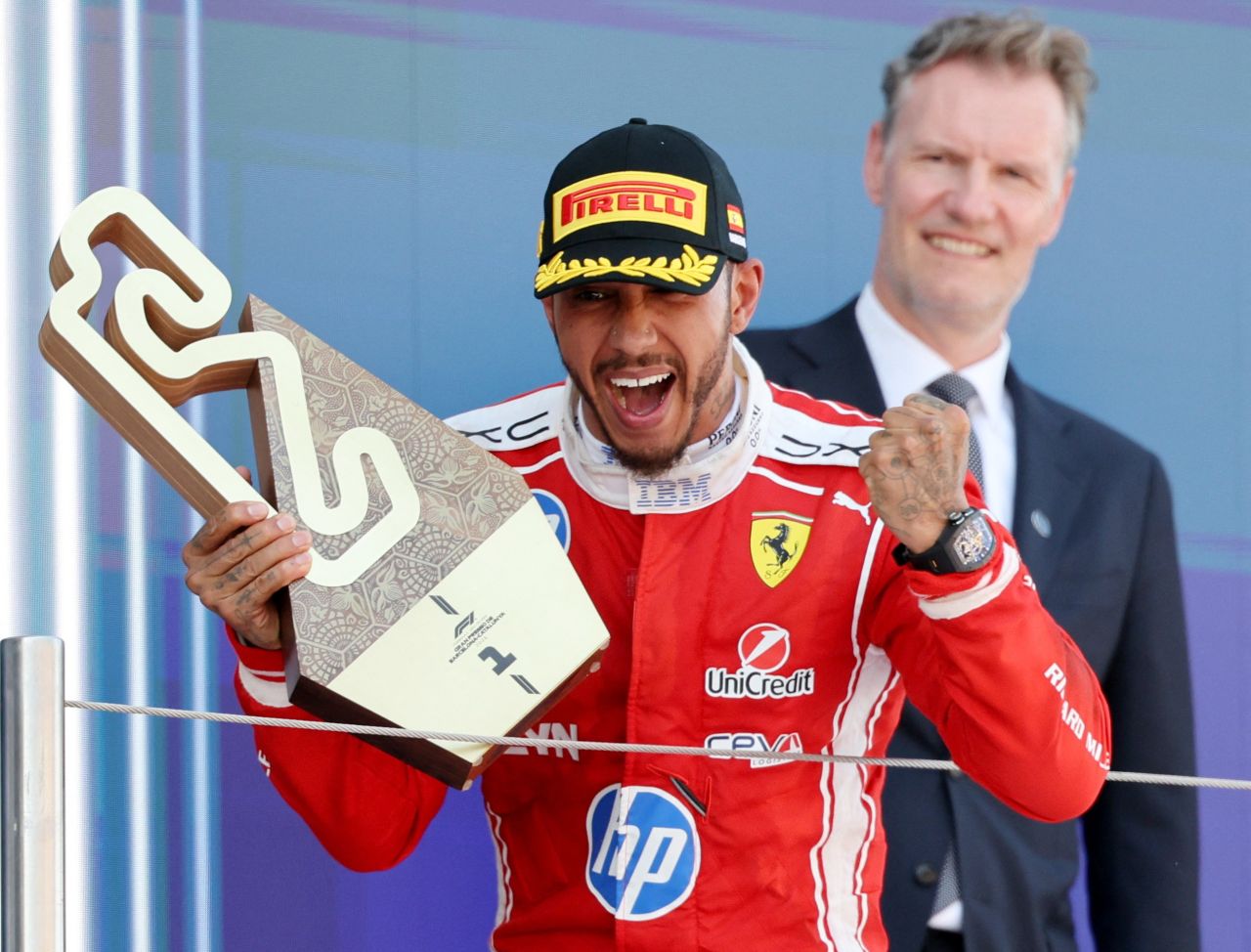 Lewis Hamilton celebra vitória em Barcelona