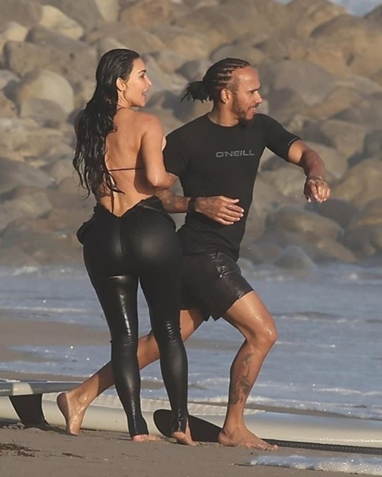 Lewis Hamilton e Kim Kardashian abraçados na praia de Malibu