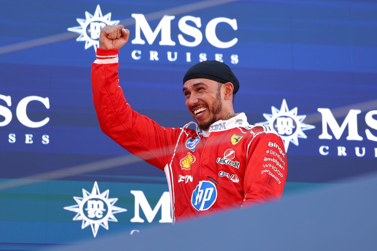 Lewis Hamilton celebra vitória no pódio do GP de Barcelona
