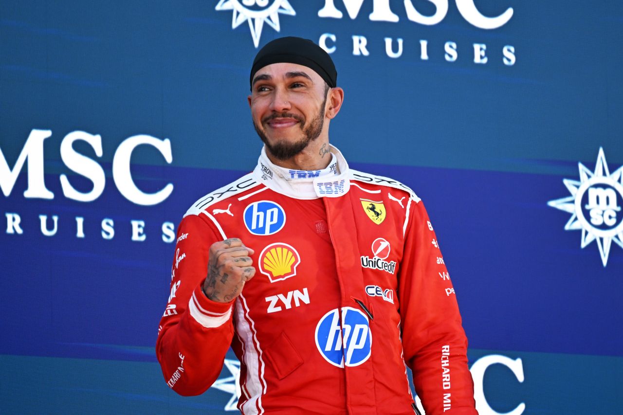Lewis Hamilton celebrando no pódio após vencer o GP de Barcelona