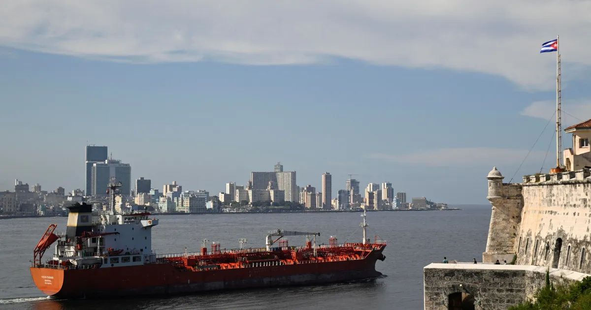 Navio porta-contêineres no porto