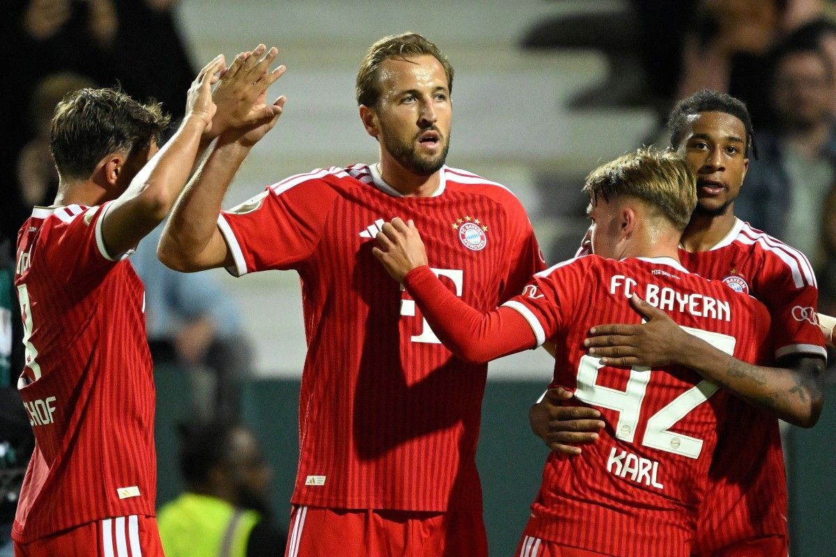 Harry Kane com a camisa do Bayern comemorando um gol