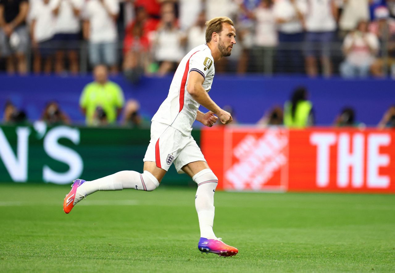 Harry Kane comemorando após marcar de pênalti
