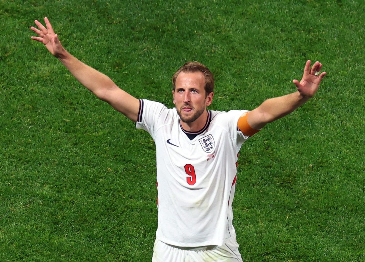 Harry Kane com a camisa da Inglaterra em campo