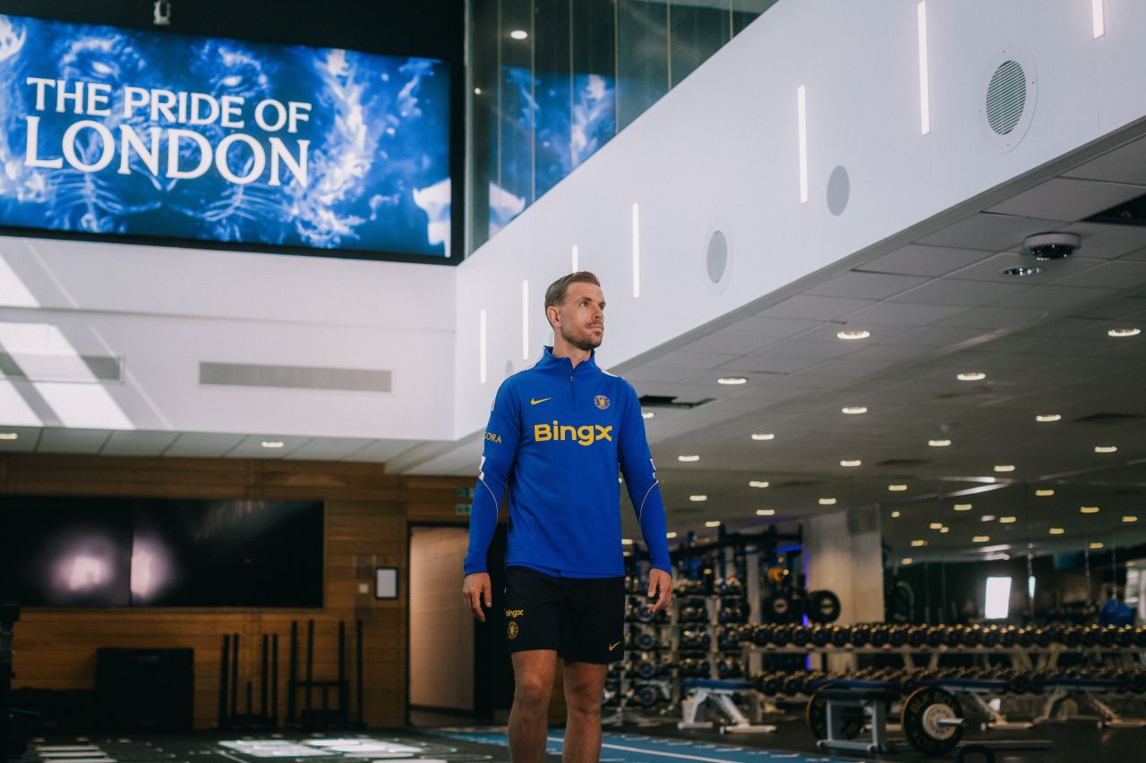 Jordan Henderson com a camisa do Chelsea