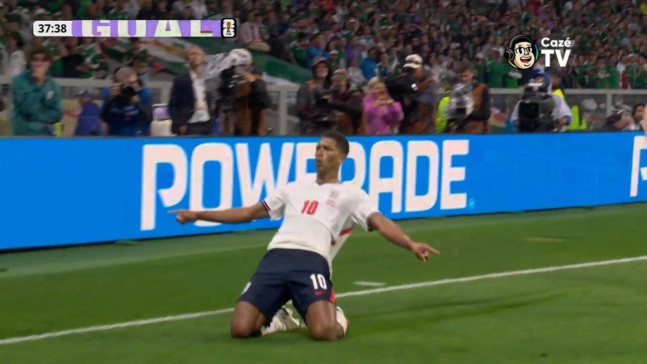 Jogadores da Inglaterra comemoram no gramado