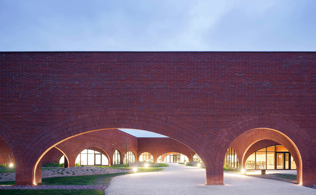 Vitrine de loja Hermès com bolsas expostas