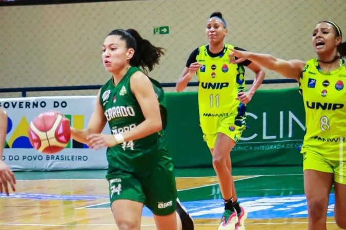 Hillary Argueta jogando pelo Cerrado Basquete