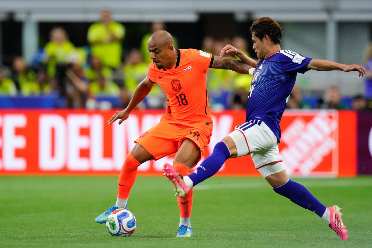 Jogadores de Holanda e Japão em disputa durante partida em Dallas
