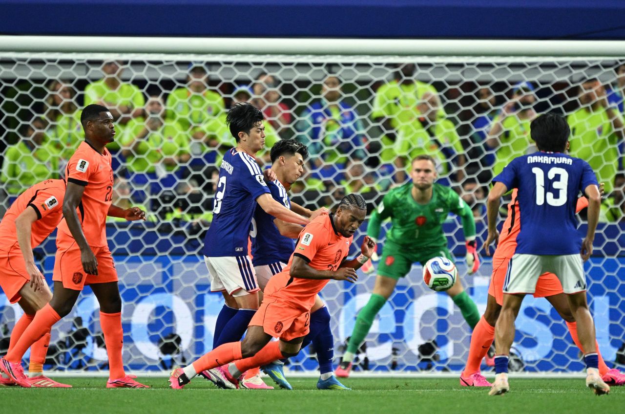 Holanda x Japão em ação durante a partida da Copa do Mundo em Dallas