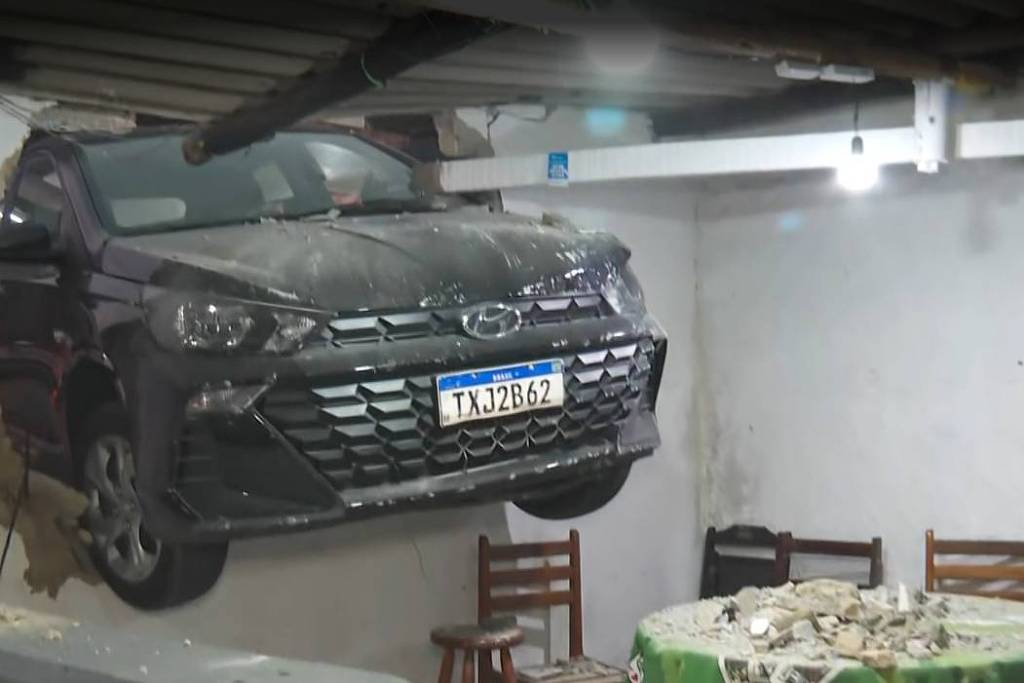 Carro invadindo bar após colisão na Vila Calu