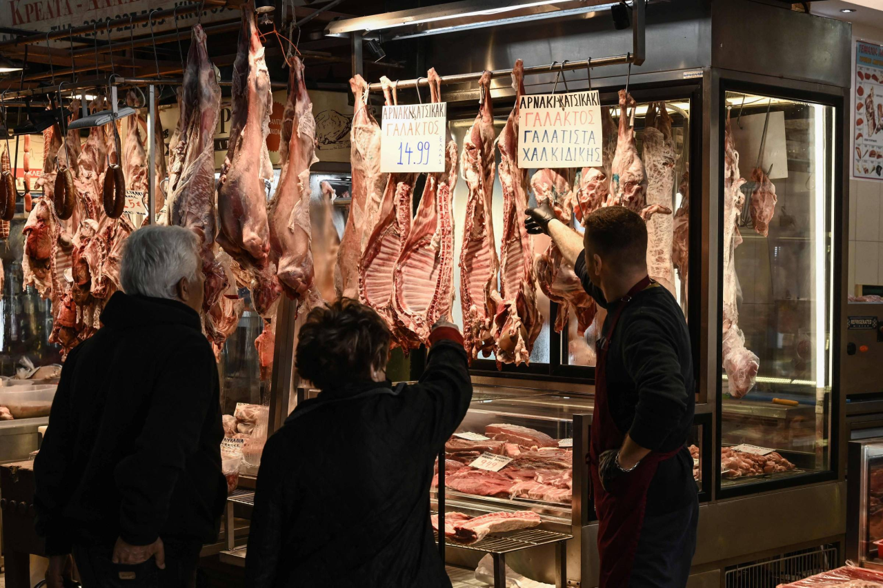 Análise de esqueletos antigos em laboratório