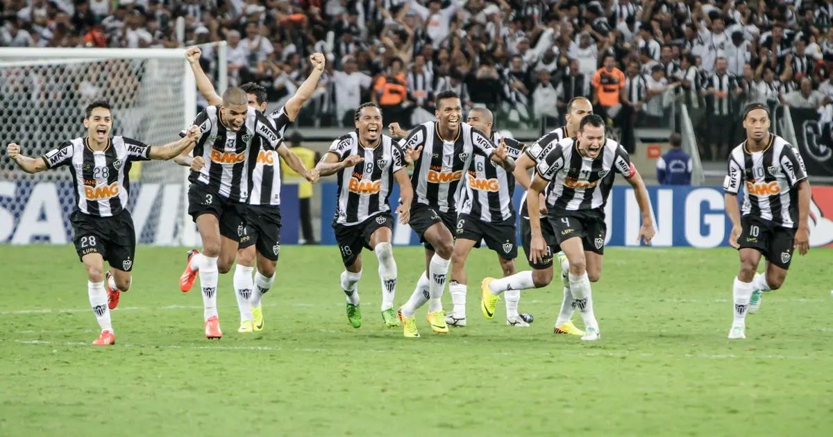 Torcida do Atlético no Mineirão levantando bandeiras