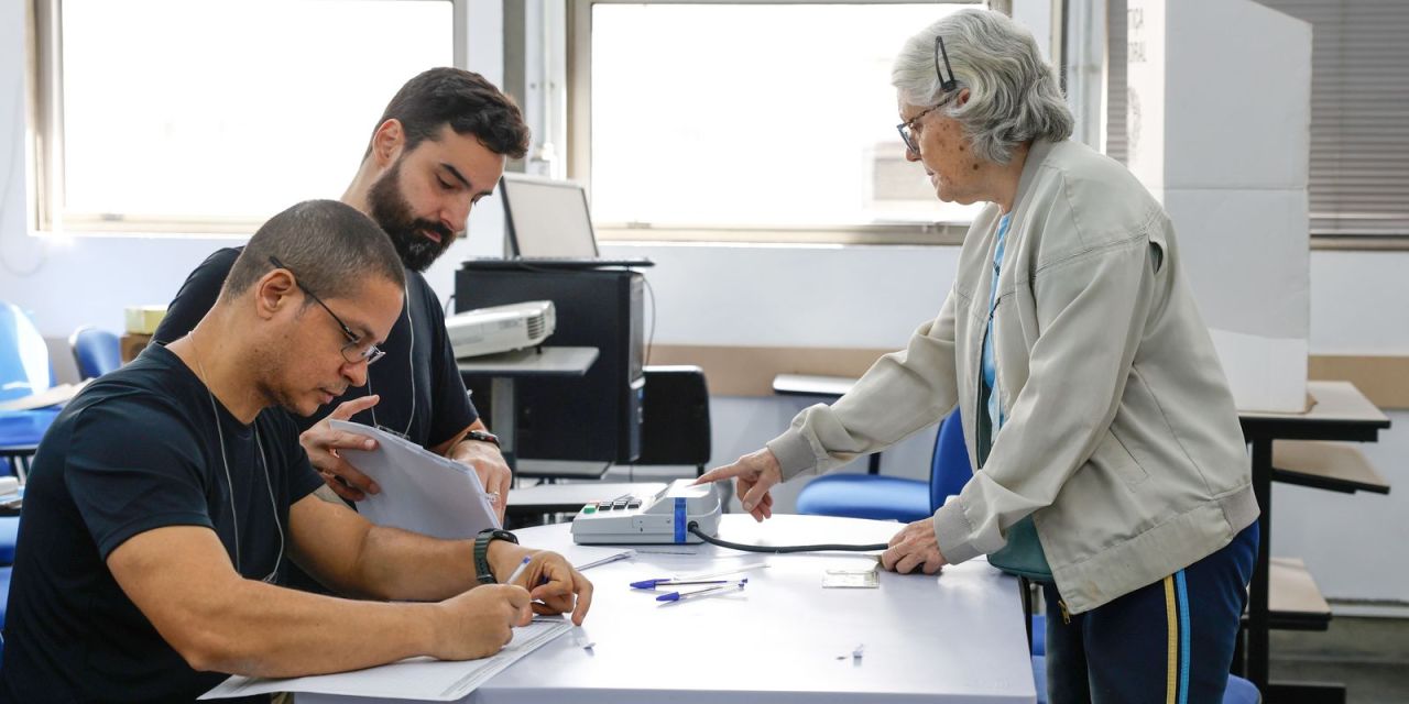 Eleitores em fila para votar
