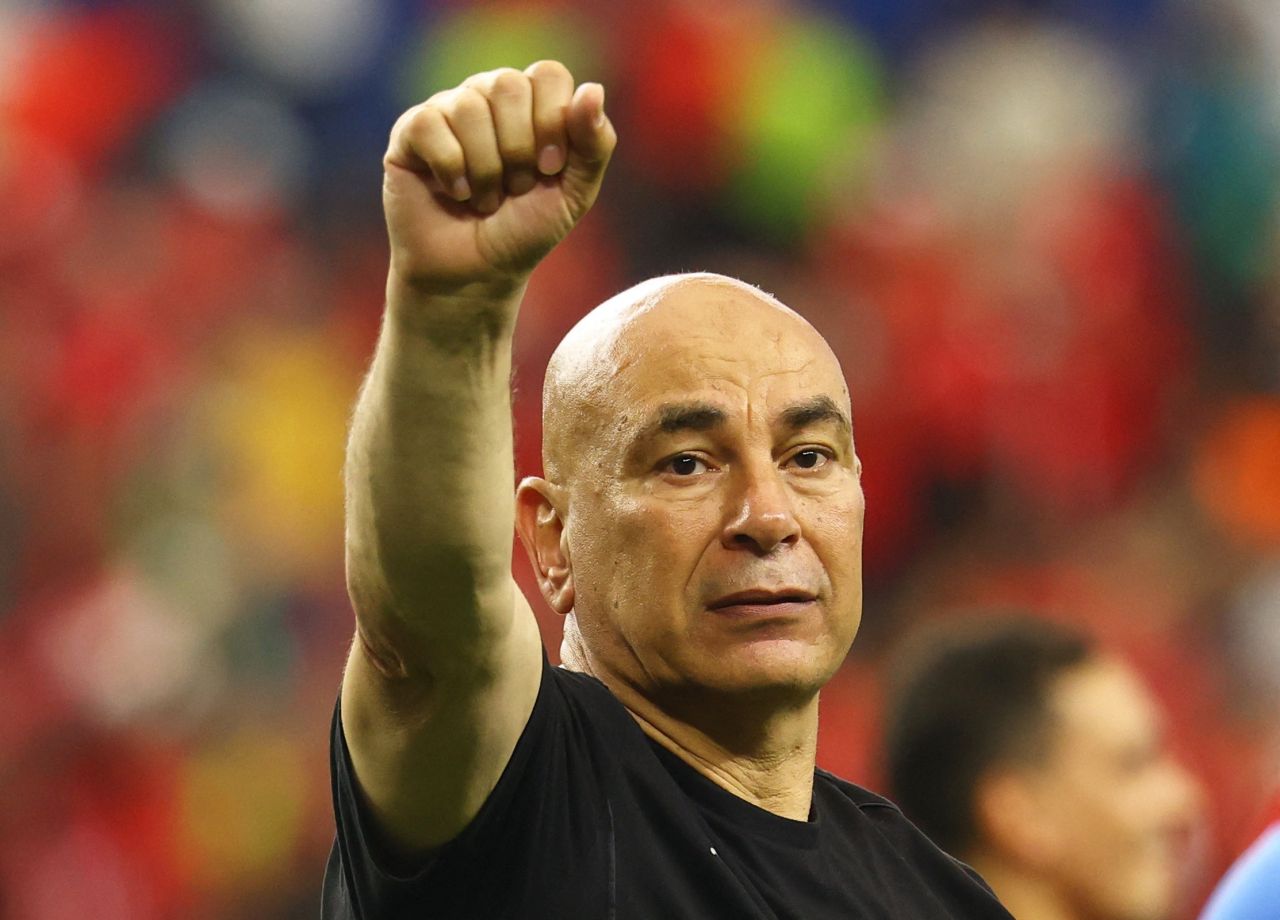 Hossam Hassan discutindo com o árbitro durante partida contra a Argentina