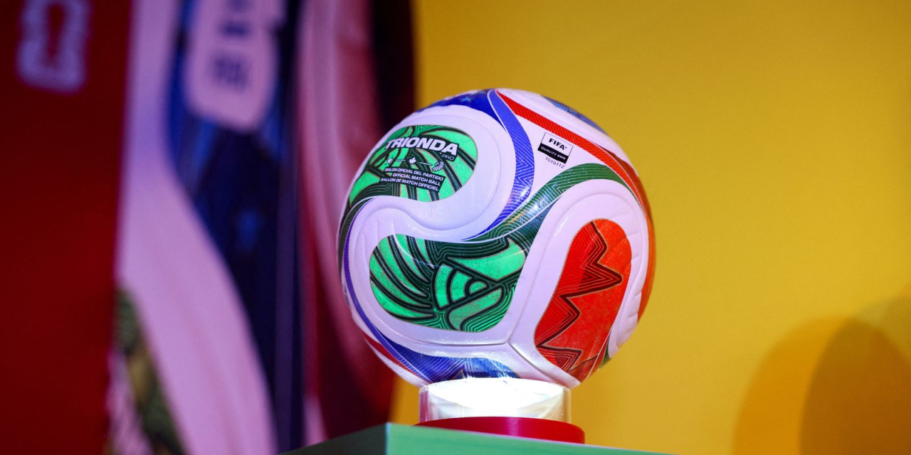 torcedores em estádio durante jogo