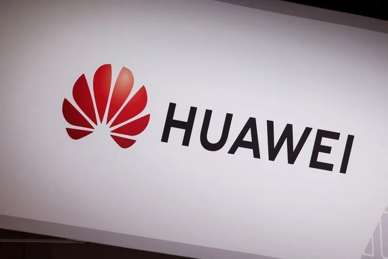 Estande da Huawei exibindo veículos com direção inteligente