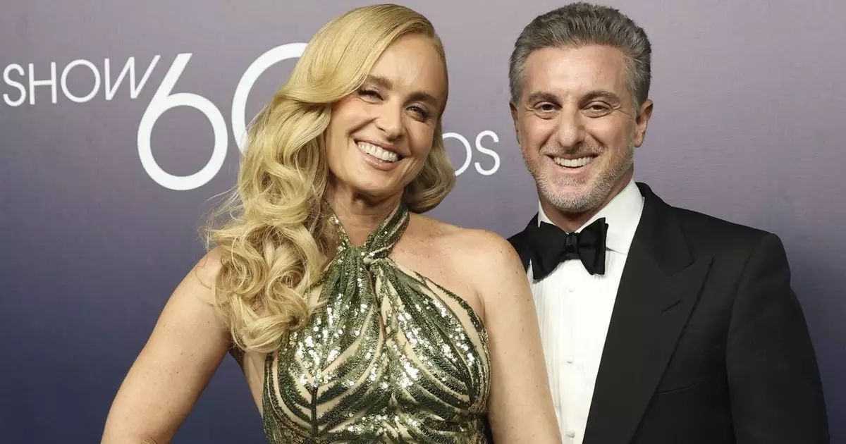 Luciano Huck, Angélica e Manoela em frente a estádio de Roland Garros