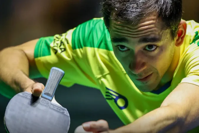 Hugo Calderano em ação contra Wang Chuqin