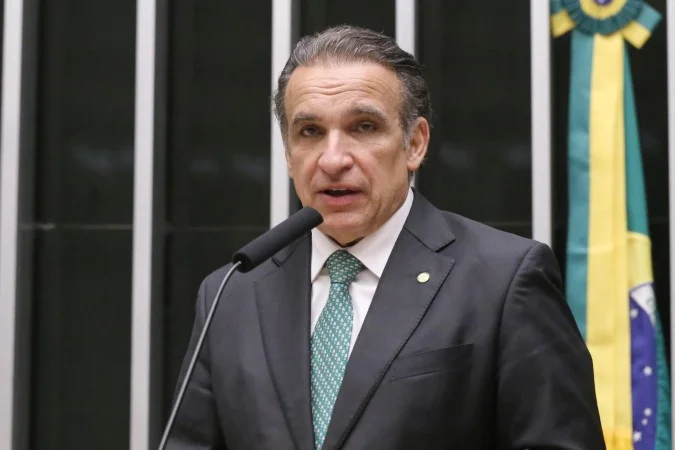 Hugo Leal durante sabatina na Câmara