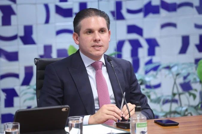 Hugo Motta com lideranças partidárias durante reunião