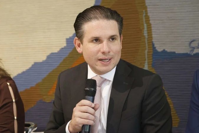 Hugo Motta durante discurso na XXVII Marcha a Brasília em Defesa dos Municípios
