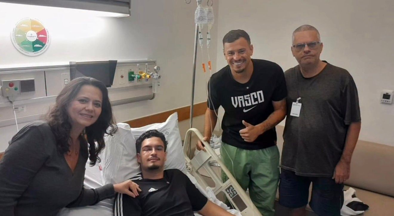Hugo Moura no hospital com família do torcedor ferido