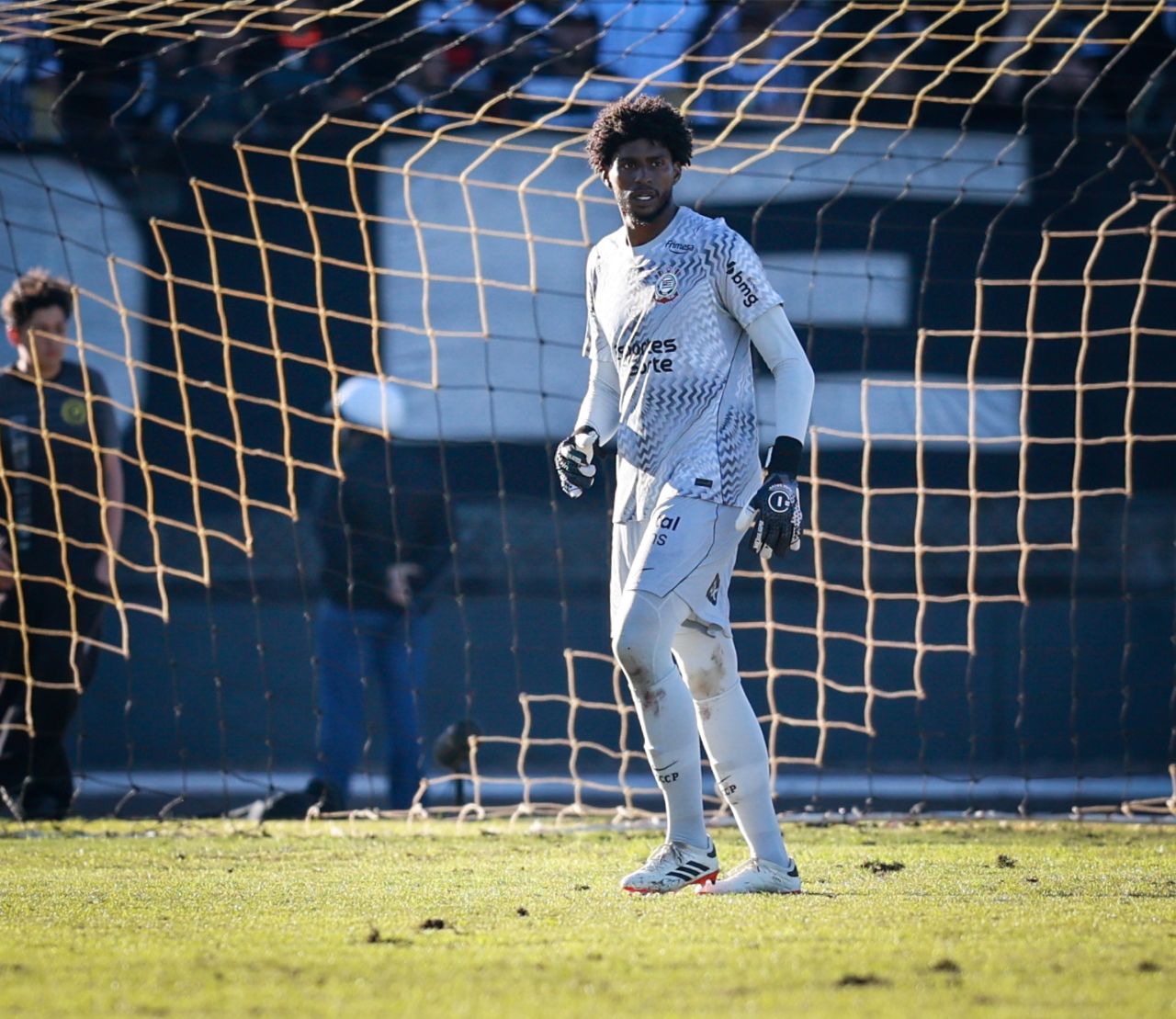 Hugo Souza em amistoso entre Cascavel e Corinthians