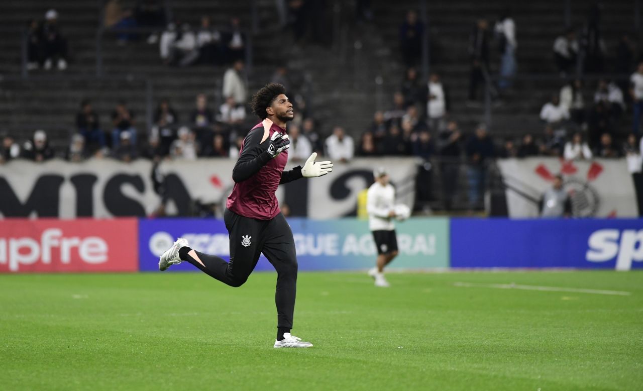 Hugo Souza lamenta falha durante Corinthians x Platense