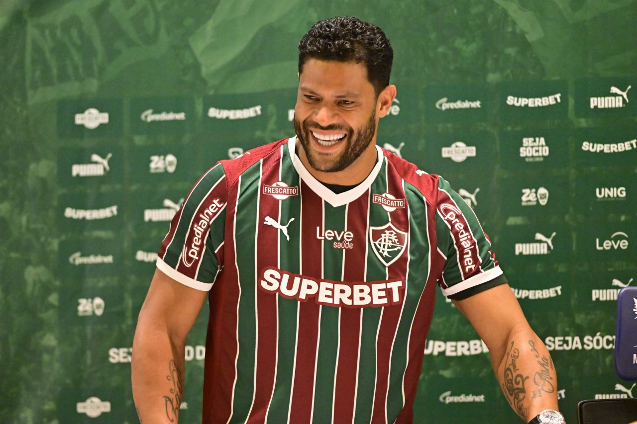 Hulk no gramado do Maracanã sendo aplaudido pela torcida do Fluminense