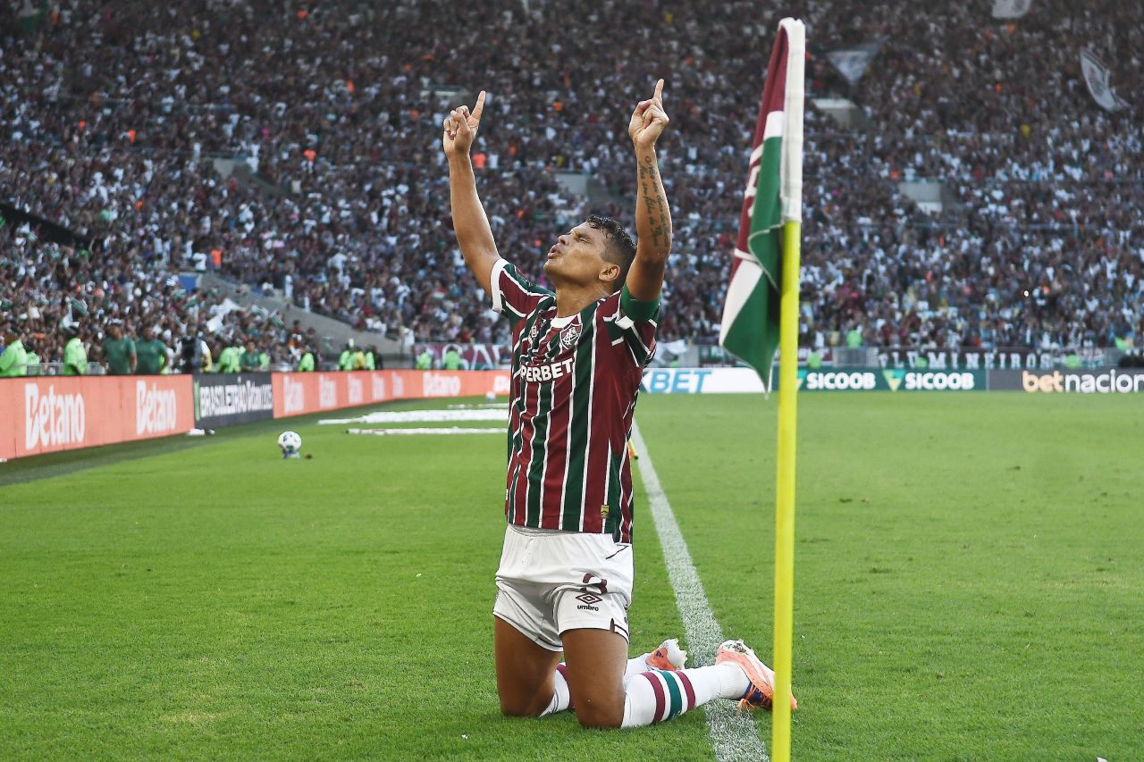 Hulk comemorando nas redes sociais pela contratação de Thiago Silva