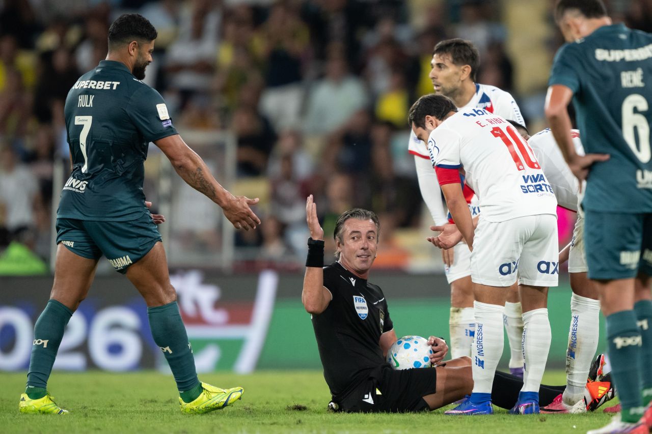 Hulk tromba com o árbitro Raphael Claus e o árbitro cai no gramado