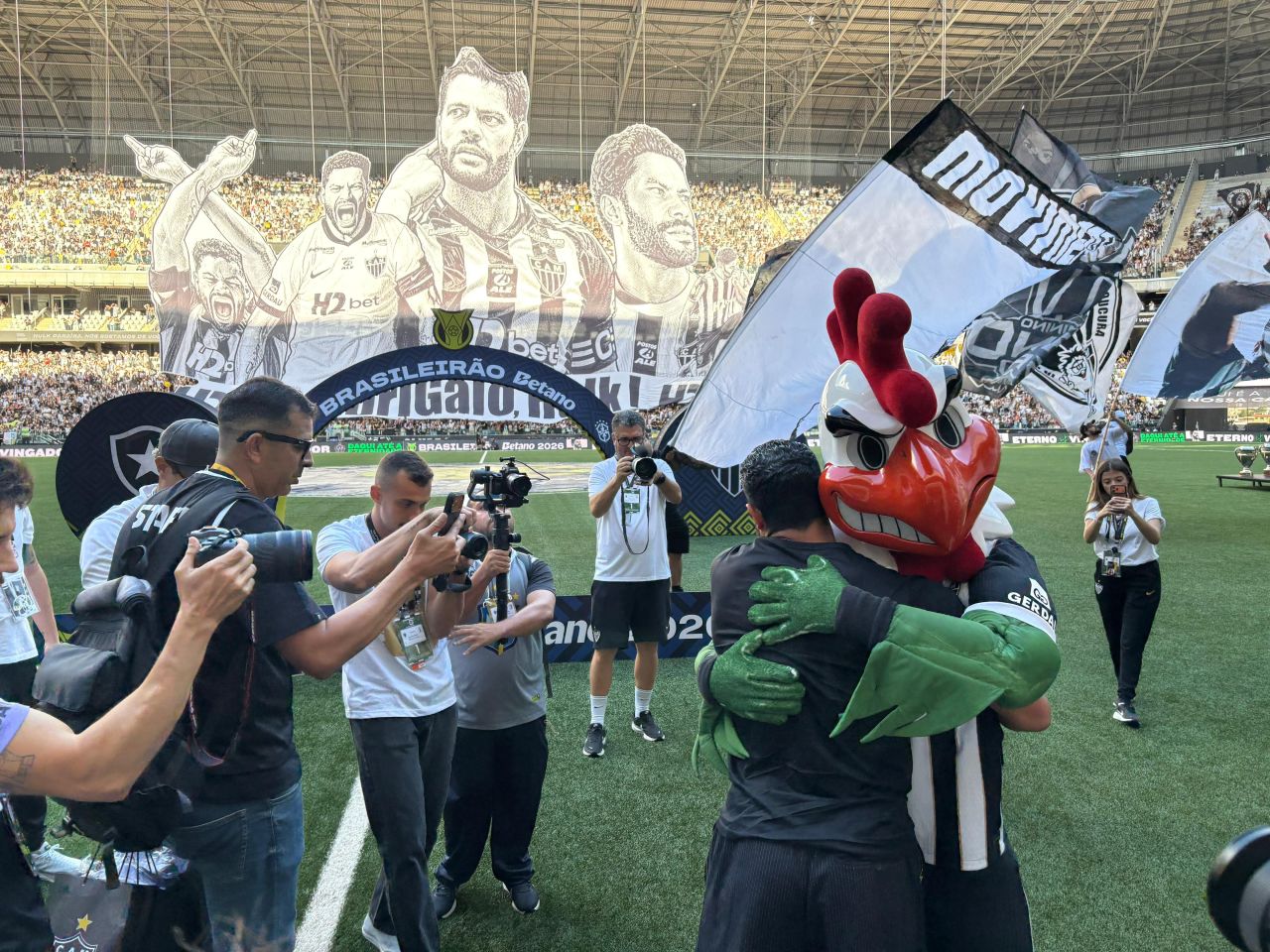 Hulk aplaudido na Arena MRV durante homenagem