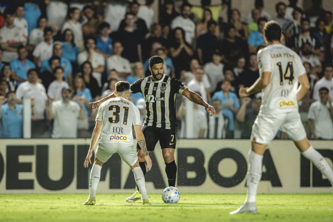 Jogadores do Atlético-MG em ação na partida contra o Santos