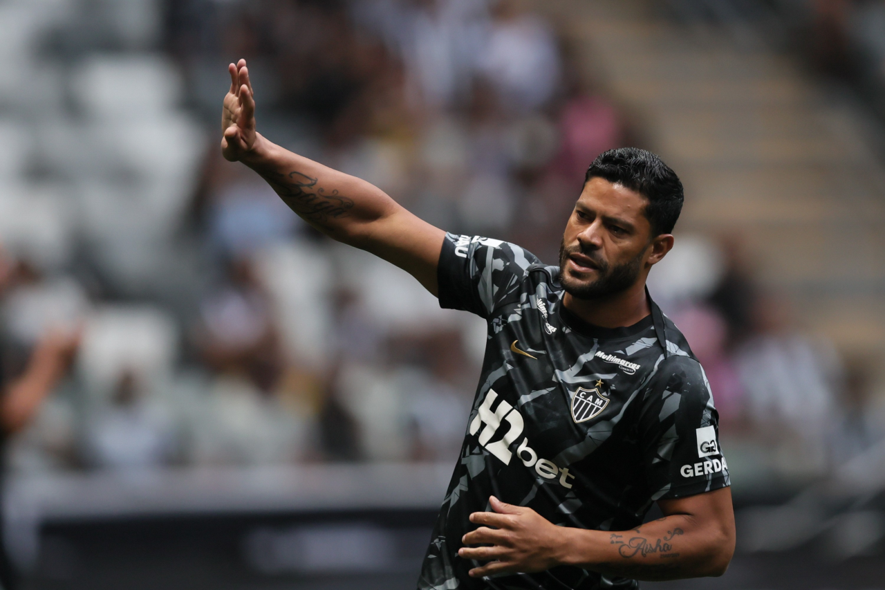 Hulk com a camisa do Atlético-MG no campo