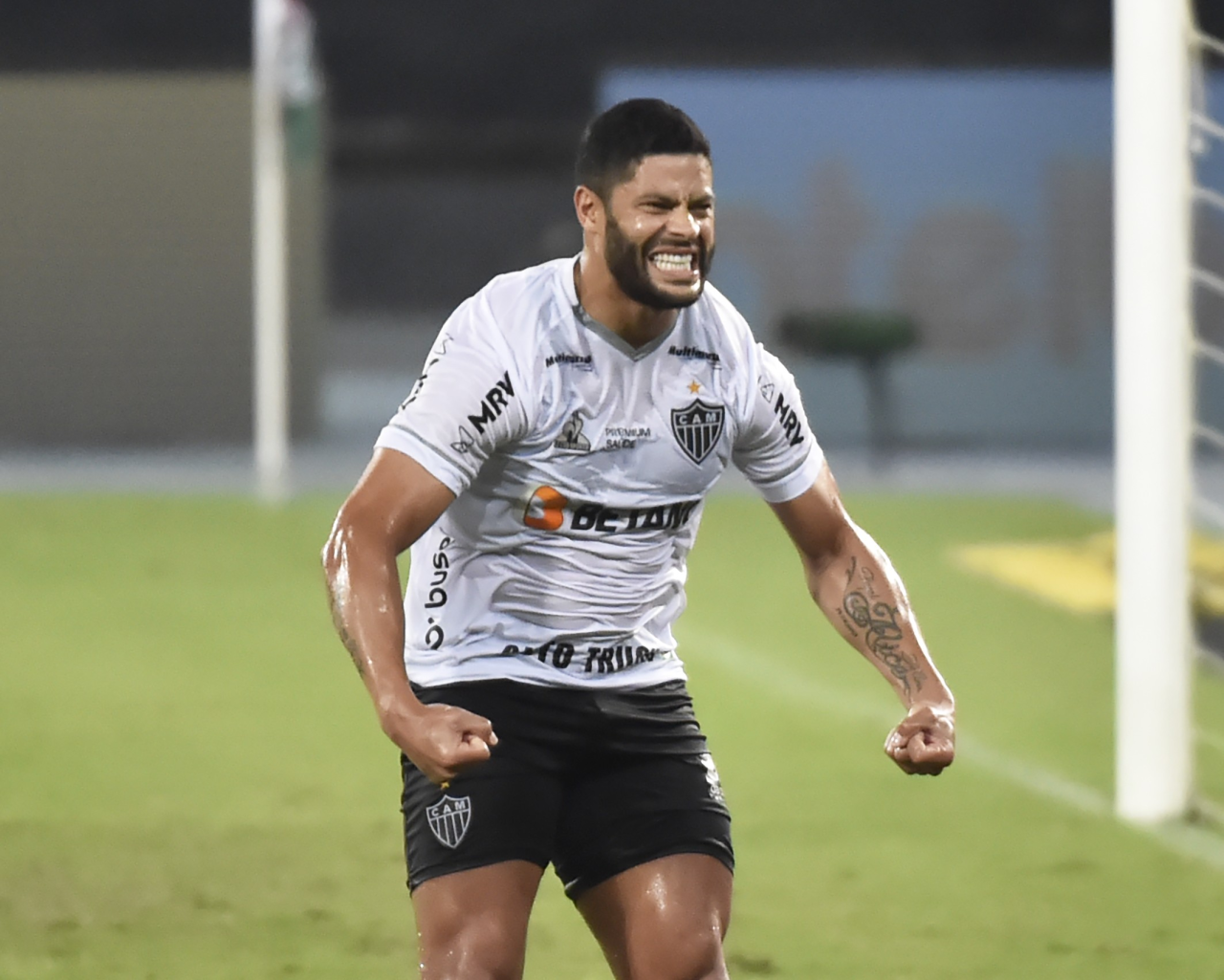 Hulk comemorando gol com a camisa do Atlético-MG
