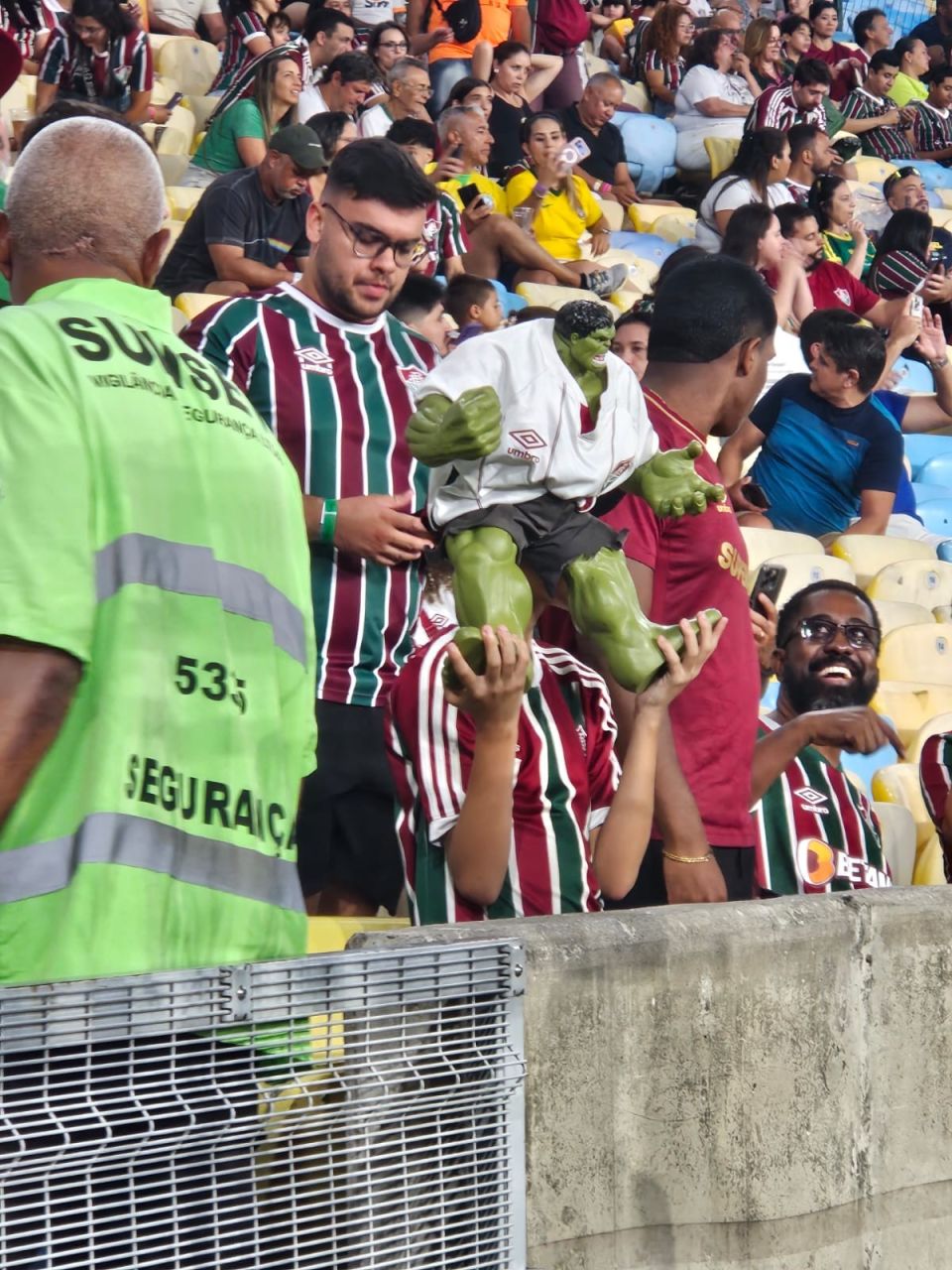 Hulk durante apresentação no Maracanã posando com torcedores