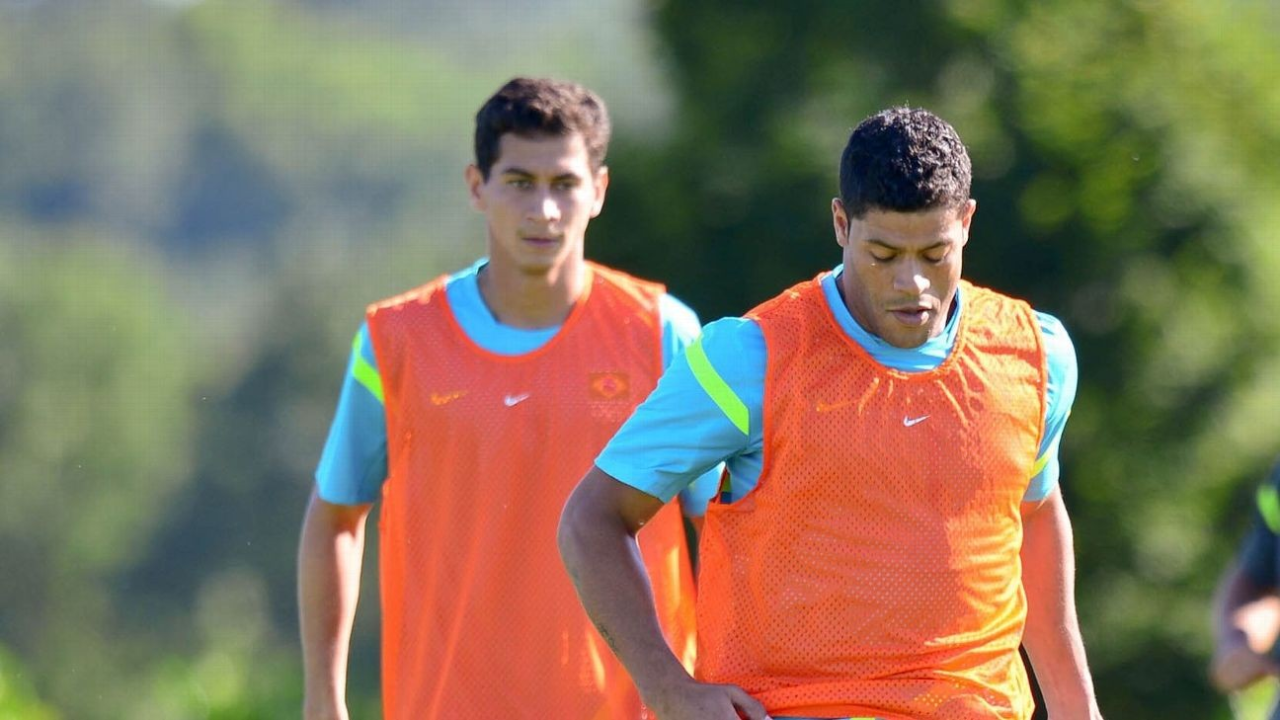 Hulk com a camisa do Atlético-MG