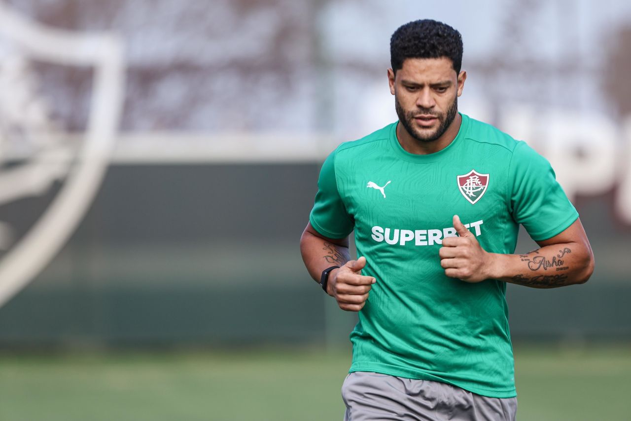 Hulk correndo no gramado do CT Carlos Castilho