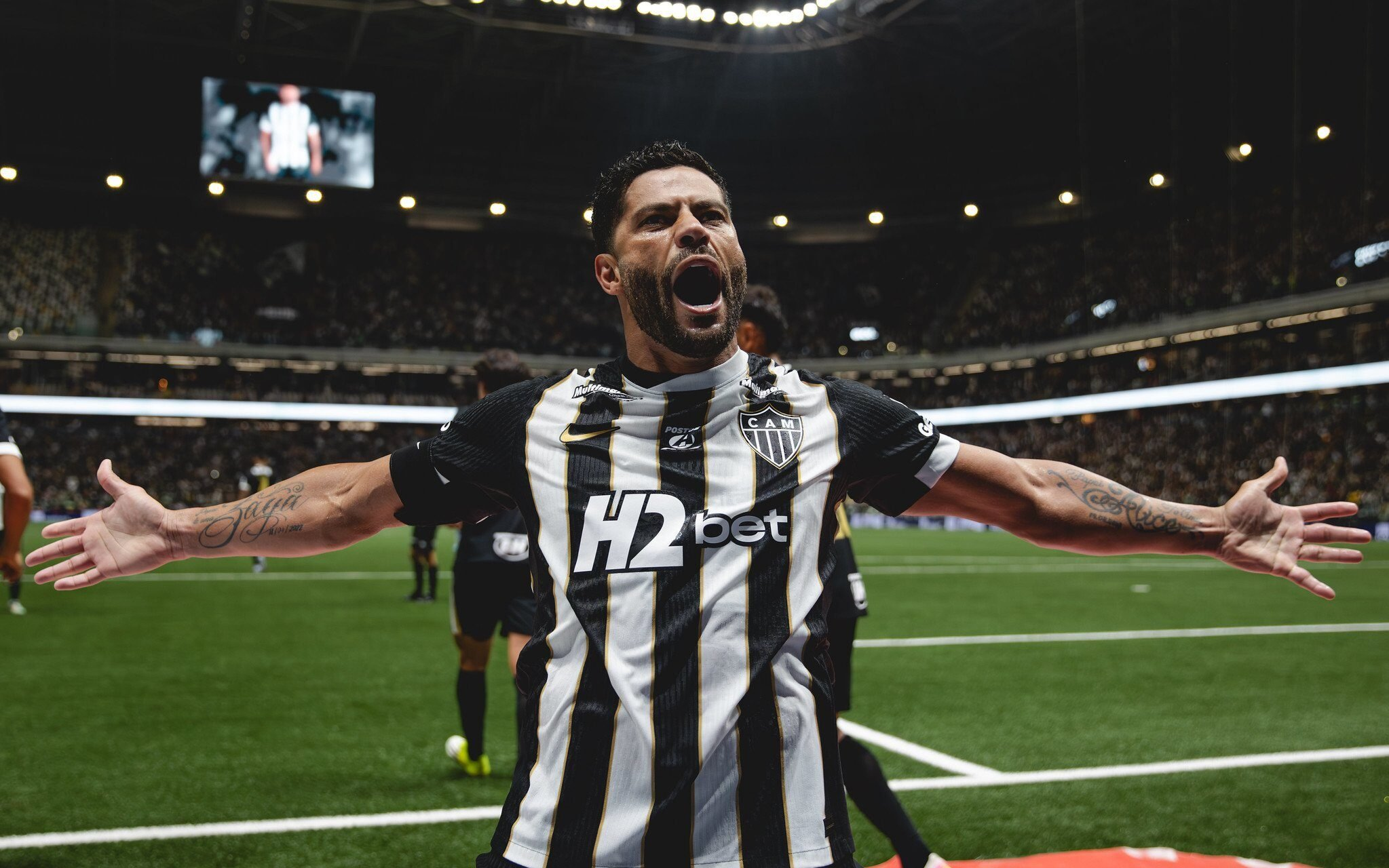 Hulk com a camisa do Atlético-MG durante comemoração