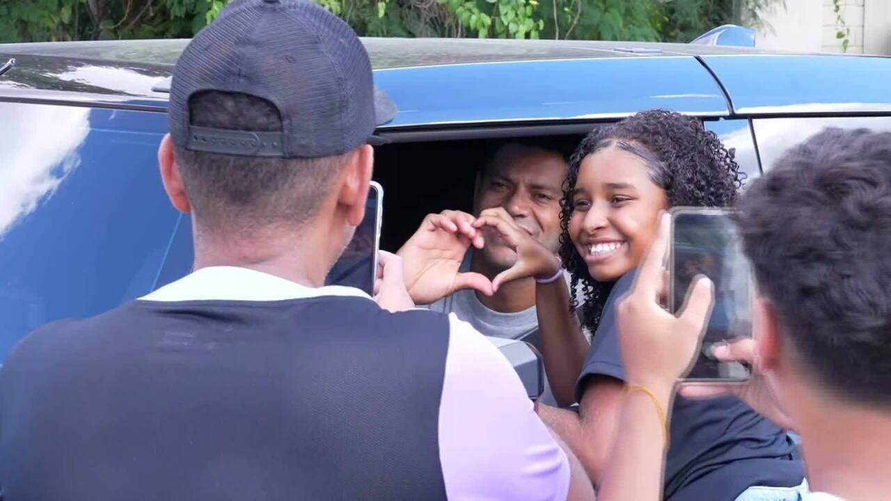 Hulk atende torcedores na porta do CT do Atlético-MG