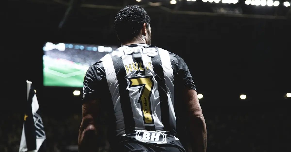 Hulk com a camisa do Atlético-MG em campo