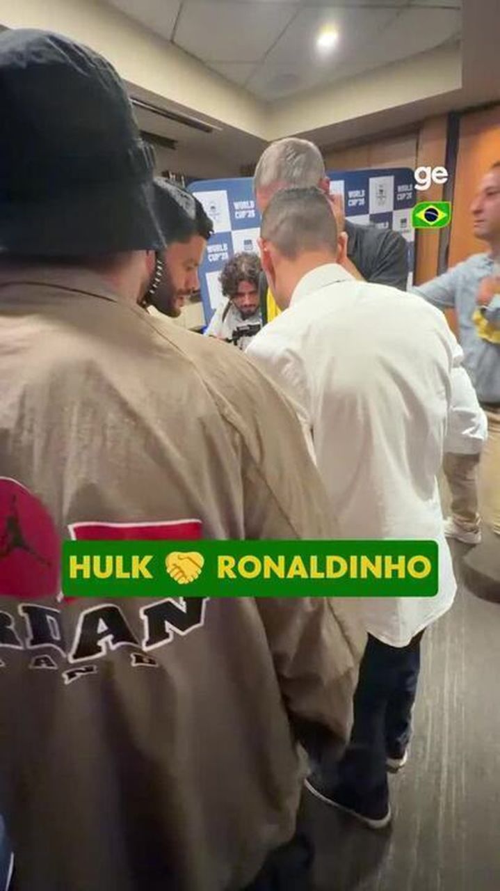 Hulk e Ronaldinho cumprimentando-se em evento