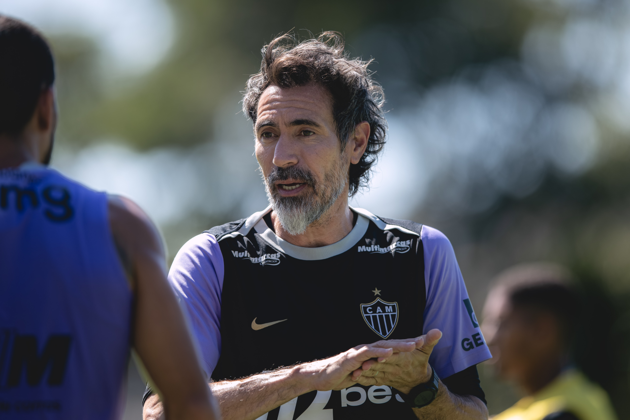 Hulk durante treino no Cidade do Galo