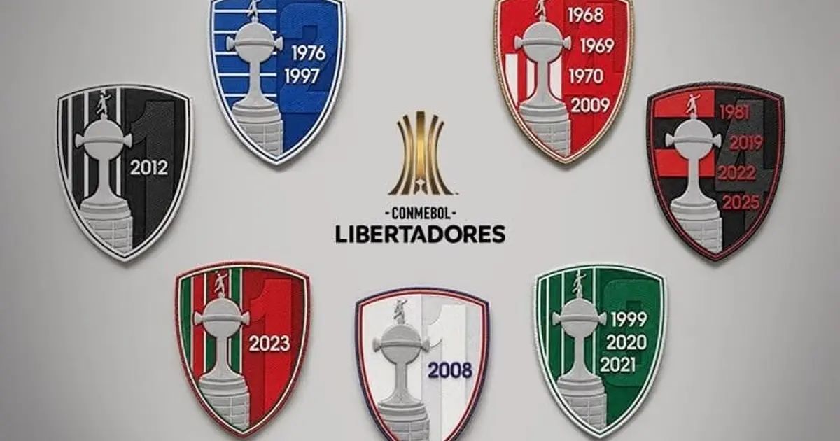 Troféu da Libertadores com escudos de clubes brasileiros ao fundo