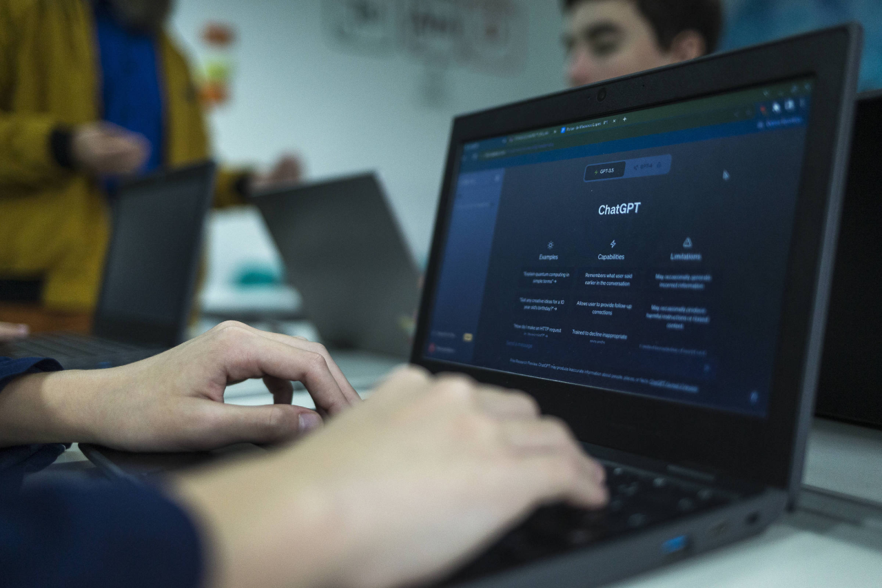 Estudante usando computador com ferramenta de inteligência artificial