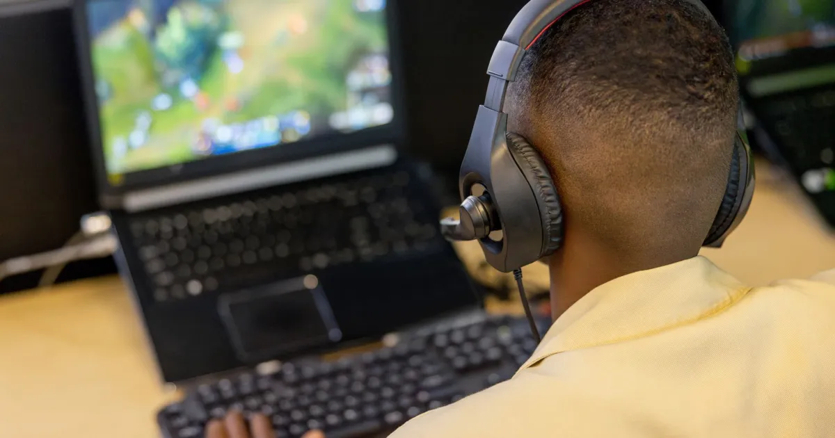 Desenvolvimento de videogame assistido por IA