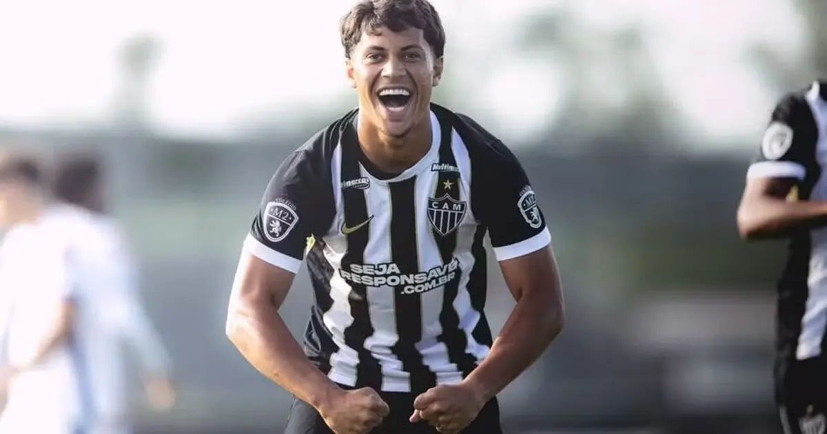 Ian Ângelo assinando contrato com o Atlético-MG