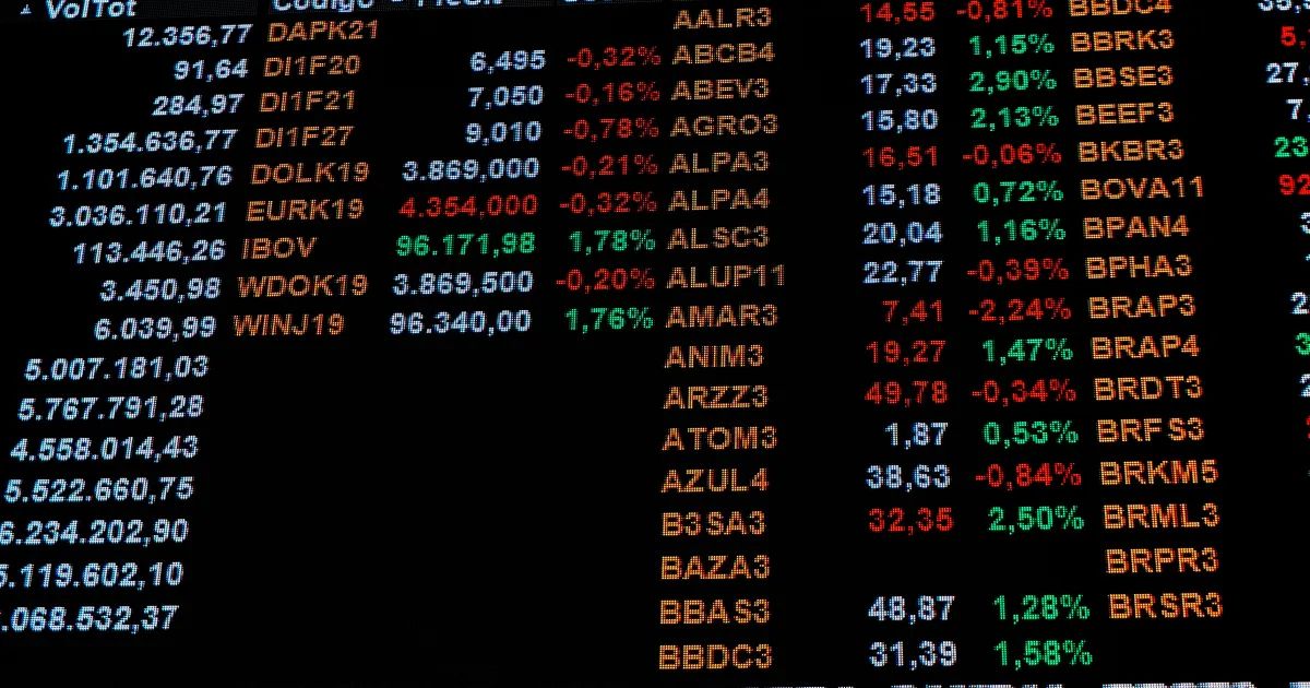 Painel eletrônico com indicadores do Ibovespa em queda